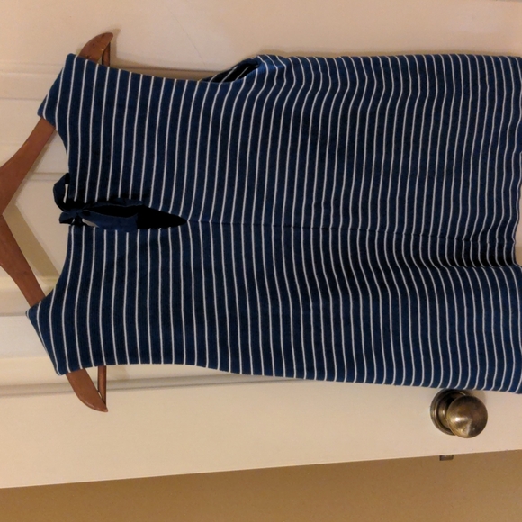Banana Republic sleeveless shirt blouse. - Picture 3 of 4